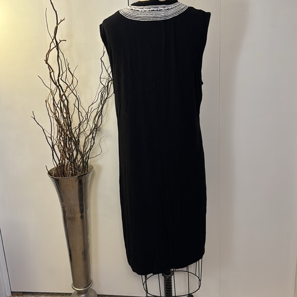 Grace Elements Midi Dress in black with white embroidery - Picture 4 of 5
